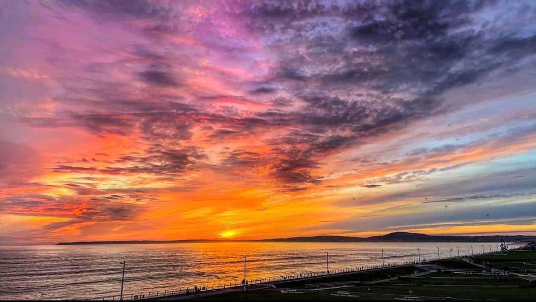 Sea Escape The Tardiis Beachfront Location Aberavon Beach Sea Views Driveway Parking Port Talbot Exterior foto