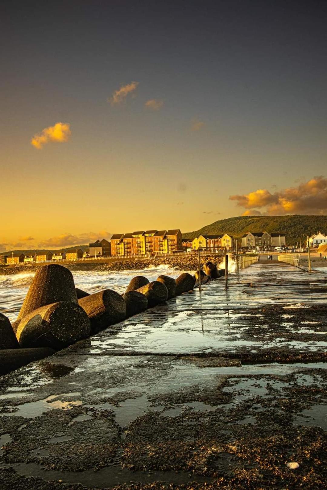 Sea Escape The Tardiis Beachfront Location Aberavon Beach Sea Views Driveway Parking Port Talbot Exterior foto