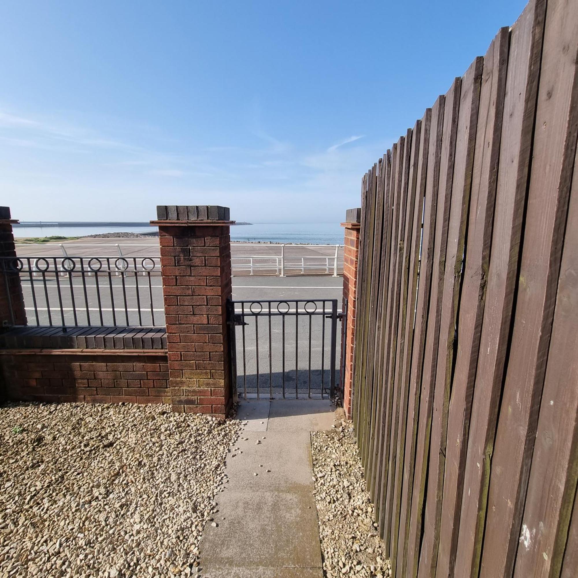 Sea Escape The Tardiis Beachfront Location Aberavon Beach Sea Views Driveway Parking Port Talbot Exterior foto